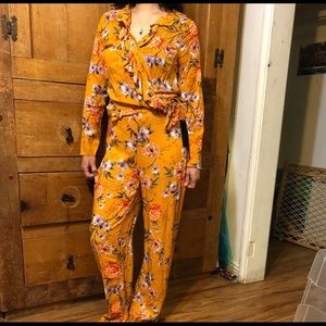 (2) piece floral suit 🌼 size medium